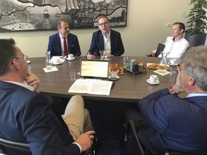 Asscher tijdens zijn werkbezoek aan het Wartburgcollege. beeld RD