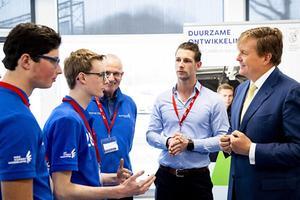 Willem-Alexander boog zich tijdens een rondleiding over diverse technische snufjes. Zo legden laatstejaarsstudenten hem alles uit over raceautootjes en werd hij in het Xperience Lab, het nieuwe lokaal voor energietransitie en innovatieve technologie, geïnformeerd over hun projecten rondom mobiliteit, nieuwe technieken en duurzaamheid. beeld ANP