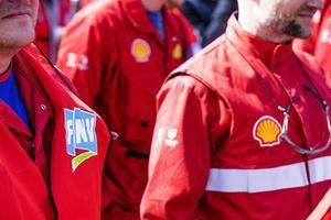 Medewerkers van Shell voeren met vakbonden begin april actie bij Shell in Moerdijk. beeld ANP, Jeroen Jumelet
