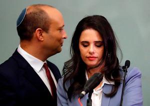 De ministers Bennett (l) en Shaked blijven in de regering van Israël Daarmee is de coalitie van premier Netanyahu vooralsnog gered. beeld AFP, Thomas Coex