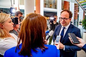 Wouter Koolmees, minister van Sociale Zaken en Werkgelegenheid, staat de pers te woord in de hal van het ministerie. Koolmees wil het vastgelopen overleg over de pensioenen hervatten. beeld ANP