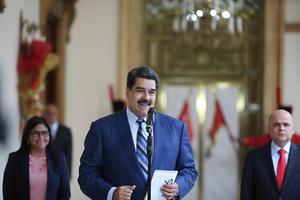 President Nicolas Maduro, geflankeerd door vicepresident Delcy Rodriguez (links) en minister van Olie en president van staatsoliebedrijf PDVSA Manuel Quevedo (rechts). beeld AFP, Marcelo Garcia