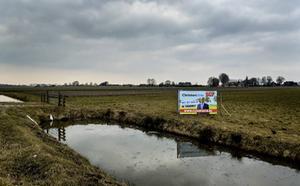 Partijen gaan komende maanden aan de weg timmeren met het oog op de verkiezingen van de Provinciale Staten op 20 maart. Foto: een verkiezingsbord nabij Mijdrecht in verband met de gemeenteraadsverkiezingen eerder dit jaar.  beeld ANP, Robin van Lonkhuijsen
