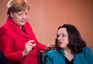 Bondskanselier Merkel (l.) met ex-SPD-leider Nahles. beeld AFP, Odd ANDERSEN