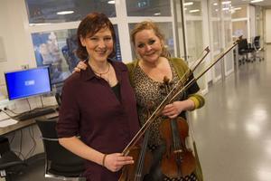 De violisten Maria Eldering (li.) en Suzanne Groot spelen iedere twee weken op vrijdag op de intensive care van het UMC Utrecht. beeld RD, Anton Dommerholt