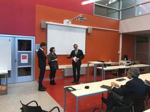 Presentatie van de bundel door dr. Leon van den Broeke (r.) aan prof. dr. Edward R. Kleemans en prof. dr. Joke van Saane. beeld RD