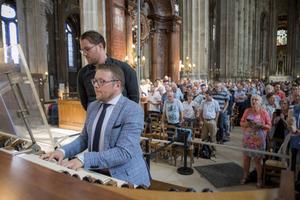 Samenzang met organist Minne Veldman in de Saint-Eustache van Parijs. beeld Raak Media, Matthias van Bloemendaal