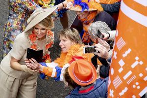 Een enkele bezoeker lukt het een selfie met de koningin te maken. beeld ANP