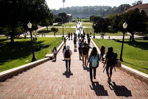 Studenten op de campus van de University of California Los Angeles (UCLA). beeld EPA