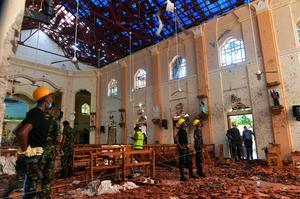 Zes bomaanslagen vonden zondag vrijwel gelijktijdig plaats in kerken en hotels in Sri Lanka. Honderden mensen kwamen om het leven. beeld AFP