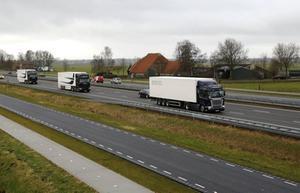 Nederland blijkt goed voorbereid te zijn op de komst van zelfrijdende voertuigen. Foto: proef met zelfrijdende trucks in 2015 op de A28 bij Zwolle. beeld ANP, Bas Czerwinski