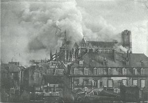 De brandende Notre-Dame van Reims, in 1914. beeld J. Serpe, Reims, uit boek "Die brennende Kathedrale"