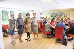 Monica Moerman, Marjan van Steenbergen, Erika ten Hove en Alma van Engelenhoven (v.l.n.r.) in het inloophuis Thuis in Zuid in Ede. beeld Niek Stam