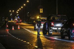 In Urk heerst onrust na rellen maandagavond. Jongeren belaagden de woning van een Marokkaans gezin. De vrees bestaat dat Marokkanen wraak nemen. De politie hield dinsdagavond toegangswegen in de gaten.  beeld ANP, Ginopress