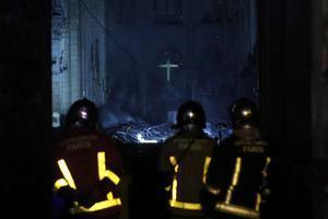 Brandweerlieden in de Notre-Dame. beeld EPA
