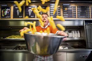 Familiebedrijven leunen op loyaliteit van hun werknemers, maar investeren relatief minder in hun personeel dan niet-familiebedrijven. Foto: vestiging van snackbarketen Bram Ladage. beeld ANP, Marco de Swart