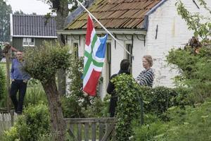 De Groningse vlag hangt halfstok in Westerwijtwerd, waar het epicentrum lag van een aardbeving met een kracht van 3.4. Het is de op twee na zwaarste beving in de provincie Groningen als gevolg van de gaswinning. beeld ANP, Gerwin de Vries