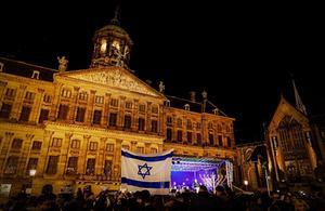 De viering van Chanoeka op de Dam in Amsterdam, dinsdagavond. beeld ANP