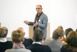 Politierechercheur Willem Kolkman hield zaterdag een workshop over de vraag ”Moet dat nou écht, de zedenpolitie er bij halen?”.  beeld Ruben Schipper​