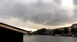 Een tornado raasde vrijdagavond door Amsterdam. beeld via Twitter