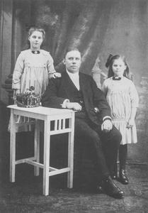 Ds. Kersten poseert met twee dochters voor een fotograaf. beeld uit "Kersten in kleur"