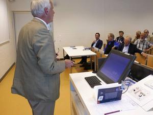 Prof. Van der Kooi bij de presentatie van ”Dordt in context”.  beeld RD