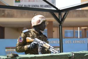 Het leger van Burkina Faso is ernstig verzwakt. Foto: Soldaat patrouilleert na een aanslag op het hoofdkwartier van het leger in de hoofdstad Ouagadougou, maart 2018.  beeld ANP, Ahmed Ouoba