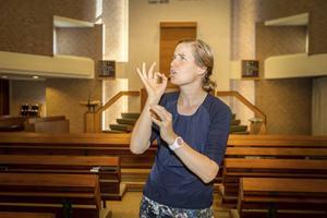 Elsaline Veldhuizen uit Den Haag werkt als tolk Nederlandse gebarentaal. Op de foto laat ze het gebaar zien voor het woord ”hulp.” beeld RD, Henk Visscher