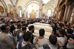 Begrafenis van zeven koptische christenen die eind vorige maand bij een klooster in Egypte werden vermoord. beeld EPA, Aly Fahim