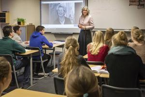Corry Boogaard (59) geeft als docent Nederlands al bijna veertig jaar les aan het van Lodenstein College in Amersfoort. beeld RD, Henk Visscher