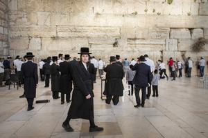 Orthodoxe Joden bidden bij de westmuur die het tempelplein in Jeruzalem omringde. De muur staat ook wel bekend als de klaagmuur. Prof. Doron Bar stelde woensdag in Amsterdam dat de westmuur zich ontwikkeld heeft als religieuze plaats om te bidden en als plaats voor nationalisme. beeld RD, Henk Visscher