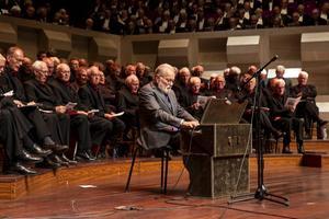 Peter Kits bespeelt in de Doelen het orgeltje van Johannes de Heer. beeld Hélène van Domburg