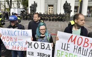 Het Oekraïense parlement nam op 25 april een wet aan die het gebruik van minderheidstalen drastisch inperkt. Foto: demonstratie vóór de taalwet, op 25 april in Kiev. Foto AFP, Sergei Supinsky
