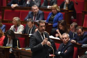 De Franse minister van Binnenlandse Zaken, Christophe Castaner, voert het woord in het Franse parlement. beeld AFP