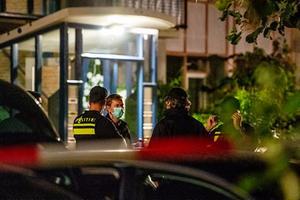 Het effect van methoden om radicalisering onder jongeren te voorkomen wordt nauwelijks gemeten. Gemeenten besteedden er de afgelopen drie jaar 20 miljoen euro aan, zonder het beleid te evalueren. Foto: politieonderzoek vorig jaar september in een woning in Vlaardingen in verband met een grote antiterreuractie tegen zeven mannen die zouden zijn geradicaliseerd. beeld ANP, Robin Utrecht