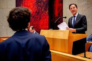 Premier Rutte (r.) en leider van GroenLinks Klaver (l.) tijdens het Kamerdebat. beeld ANP, Robin Utrecht