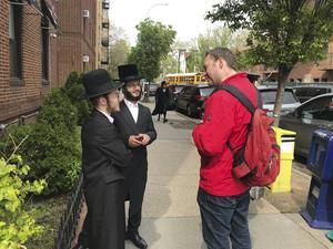 Pieter van den Beukel in gesprek met chassidische Joden in Borough Park.  beeld RD