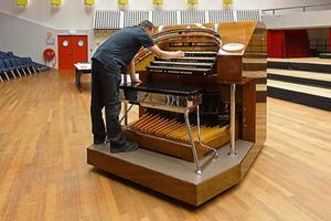 De speeltafel van het Pierre Palla Concertorgel keert terug in het Muziekcentrum van de Omroep. beeld Stichting Pierre Palla Concertorgel