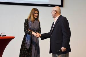 Staatssecretaris Visser en de Amerikaanse ambassadeur Hoekstra schudden elkaar de hand, op het voorjaarscongres van SGP-jongeren zaterdag. beeld Rick van de Waerdt