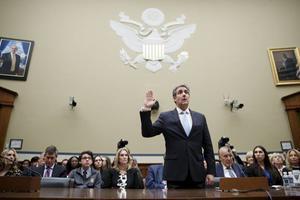 Michael Cohen, de voormalige advocaat van de Amerikaanse president Donald Trump, getuigde woensdag onder ede tijdens een hoorzitting van het Amerikaanse Congres. beeld EPA, Shawn Thew