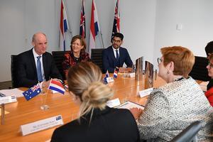 Minister Blok (links) ontmoet zijn Australische collega Marise Payne (rechts). beeld EPA