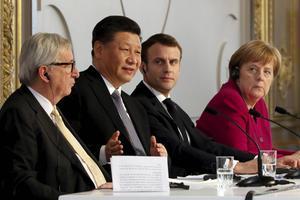 De Chinese president Xi Jinping werd dinsdag in Parijs ontvangen door zijn Franse ambtgenoot Emmanuel Macron, de Duitse bondskanselier Angela Merkel (r.) en de voorzitter van de Europese Commissie Jean-Claude Juncker (l.) beeld EPA, Thibault Camus