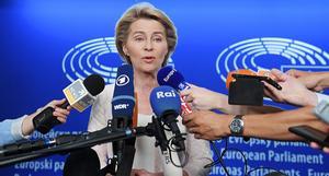 Beoogd voorzitter van de Europese Commisse Von der Leyen zoekt steun voor haar kandidatuur in het Europees Parlement. beeld AFP