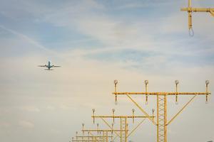 In 2023 moeten de nieuwe routes voor de luchtvaart boven Nederland gereed zijn. Bruins wil dat er bij de nieuwe indeling ook wordt gekeken naar een vliegroute over het IJsselmeer voor Lelystad Airport. beeld Sjaak Verboom