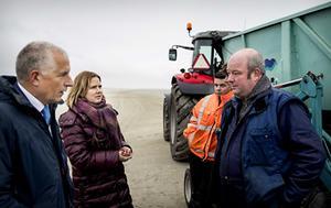 Minister Van Nieuwenhuizen (Infrastructuur en Waterstaat) tijdens een bezoek aan Terschelling. beeld ANP