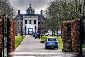 Verhuizers laadden donderdag de koninklijke spullen uit bij Paleis Huis ten Bosch. Koning Willem-Alexander en zijn gezin verruilen hun Wassenaarse villa op landgoed De Horsten voor het rijksmonument aan het ’s-Gravenhaagse Bos, 6 kilometer verderop. beeld ANP, Robin Utrecht
