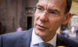 Staatssecretaris Menno Snel van Financien staat de pers te woord op het Binnenhof.  beeld ANP, Lex van Lieshout