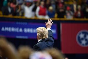 Trump zwaait maandag naar aanhangers in Tennessee. beeld AFP