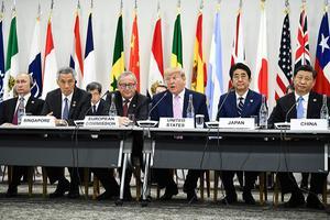 Donald Trump spreekt vrijdag tijdens de G20-top in Osaka met onder andere Xi Jinping naast zich. beeld AFP, Brendan Smialowski