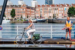 De Binnenhavenbrug in stadsdeel Feyenoord wordt natgehouden door medewerkers van de gemeente. De gemeente probeert hiermee te voorkomen dat stalen constructies teveel uitzetten door de warmte en daardoor klem komen te zitten. beeld ANP